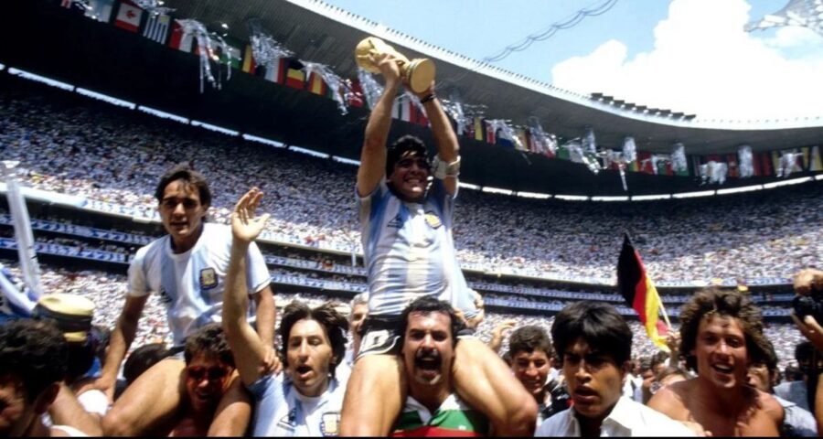 Roberto Cejas con Diego Armando Maradona sulle spalle