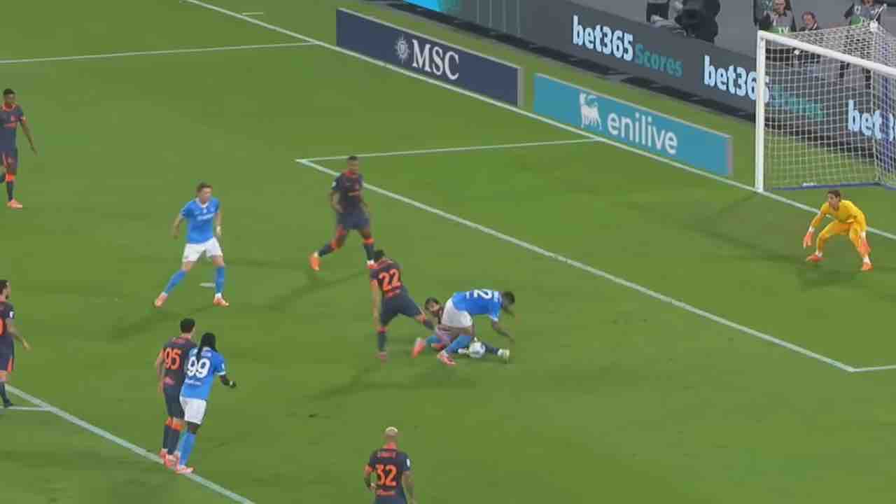 Il contatto tra Mkhitaryan e Di Lorenzo in Napoli-Inter, valutato come rigore da Mariani e Bindoni (fonte video Lega Serie A)