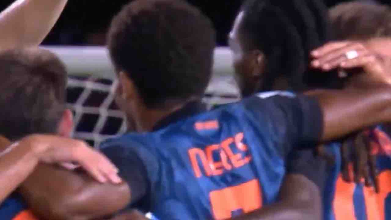 Anguissa esulta per il gol in Lecce-Napoli