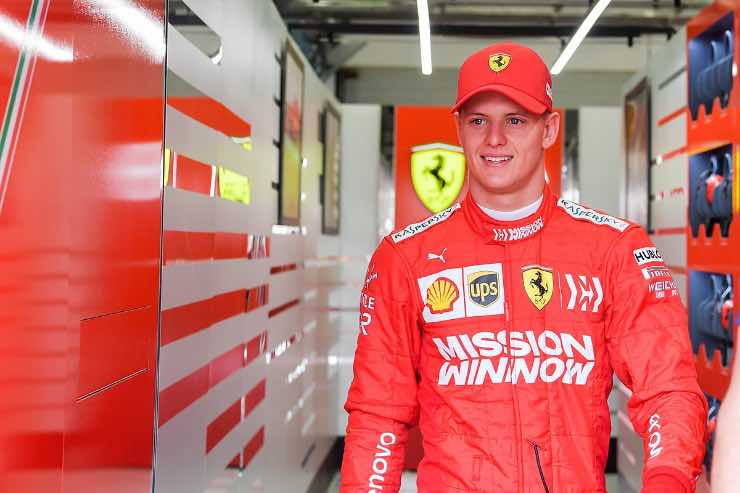 Mick Schumacher sorride