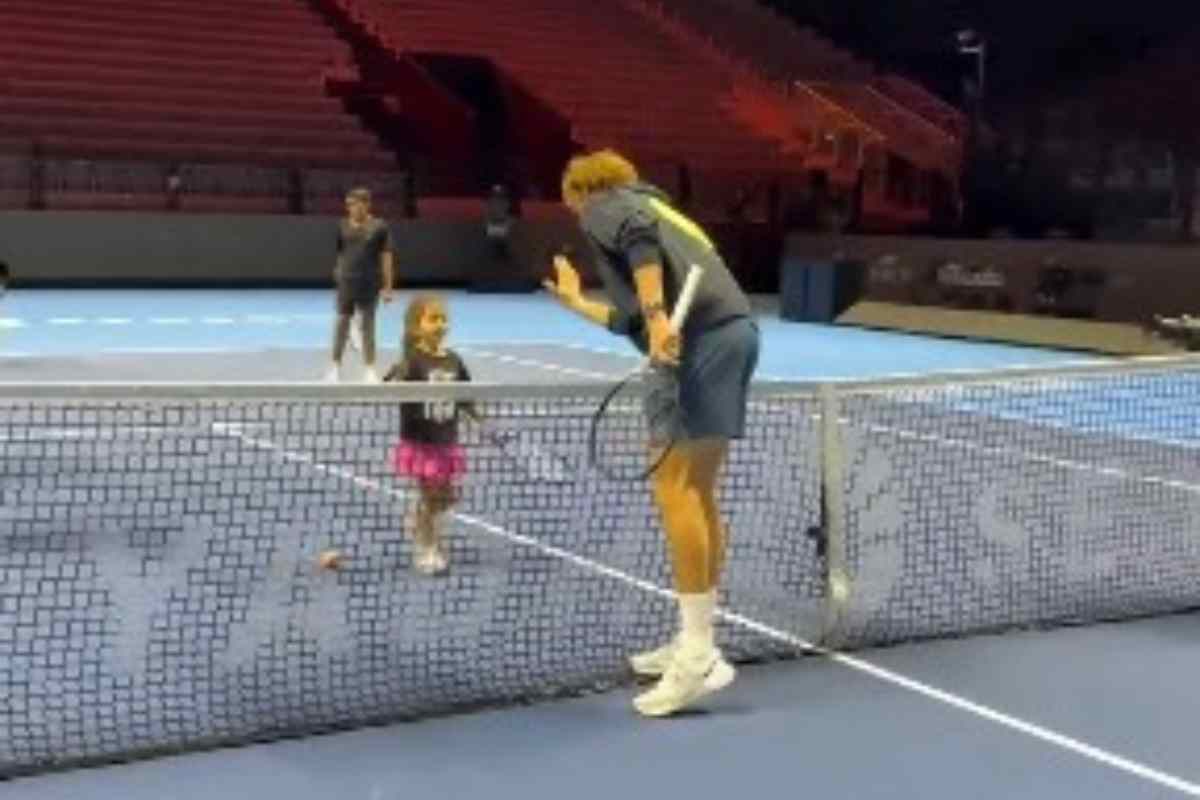 Sinner batte il cinque con la bimba