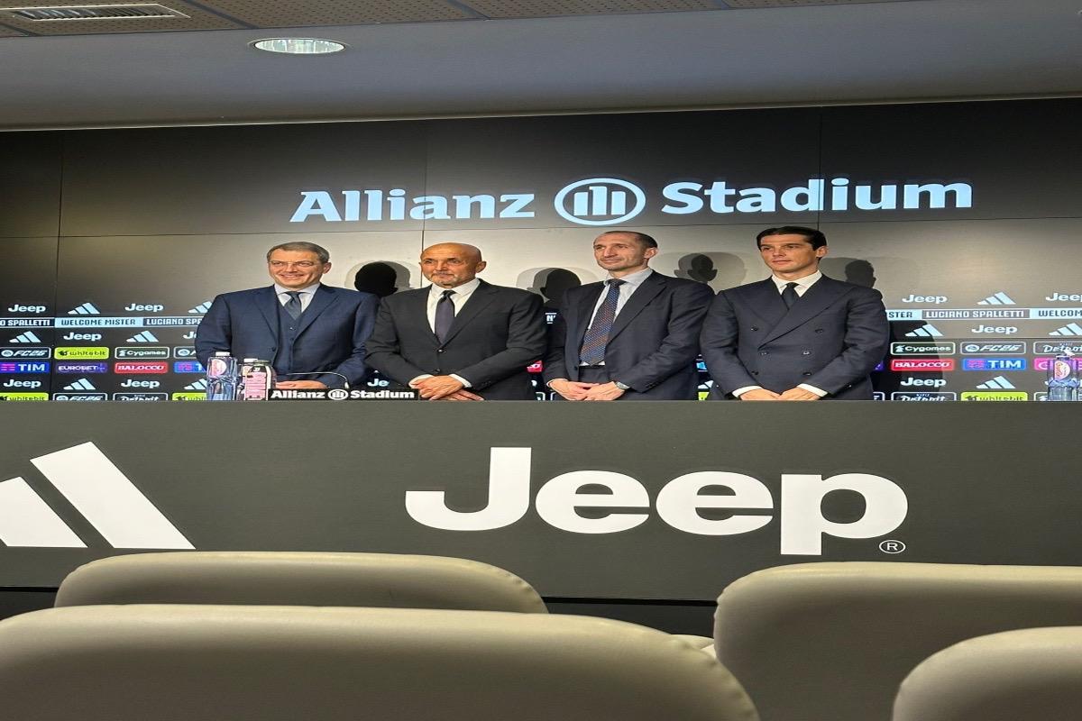Spalletti e i dirigenti della Juve nella foto post-conferenza stampa