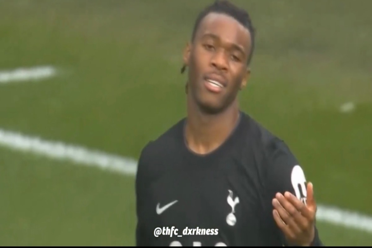 Udogie minacciato con una pistola