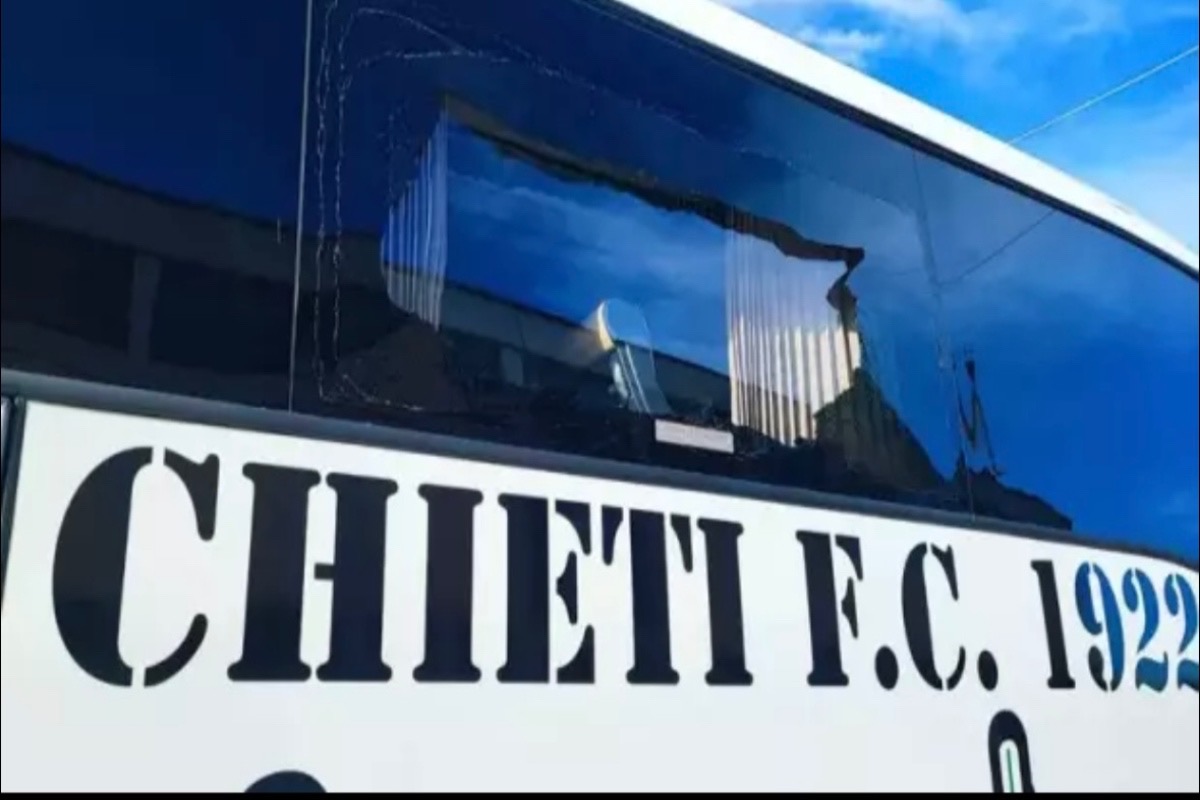 Sassaiola al pullman del Chieti: tragedia sfiorata 