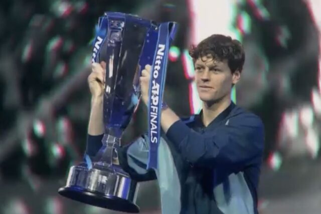 Jannik Sinner alza il trofeo delle Atp Finals nel 2024