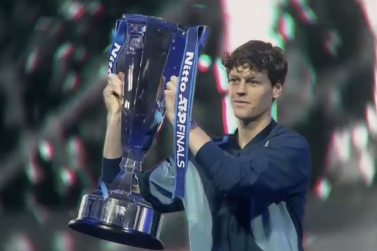 Jannik Sinner alza il trofeo delle Atp Finals nel 2024