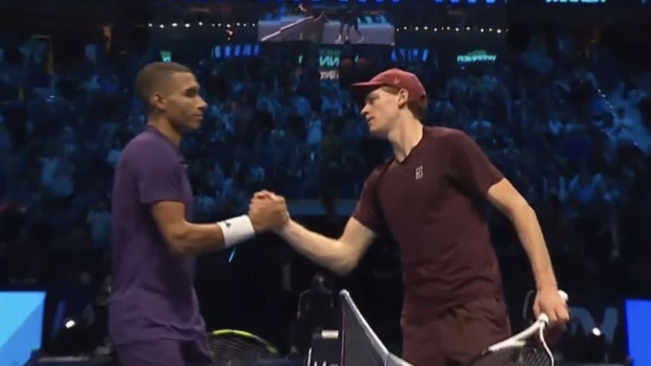 Jannik Sinner saluta Felix Auger-Aliassime al termine del match d’esordio alla Atp Finals