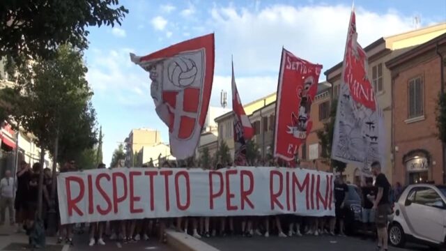 La protesta dei tifosi per la situazione del Rimini