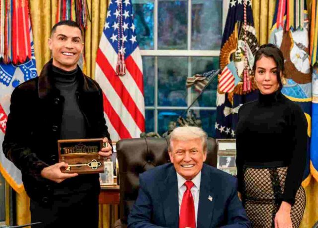 Ronaldo e la chiave che gli è stata consegnata da Trump