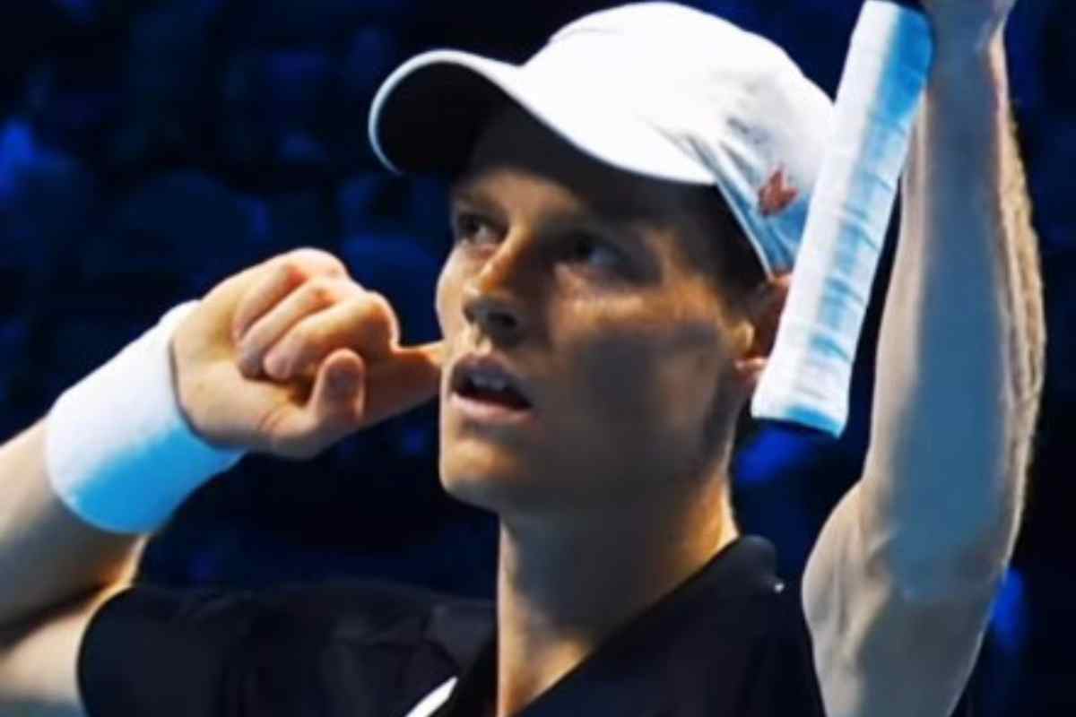 Jannik Sinner si porta il dito all'orecchio