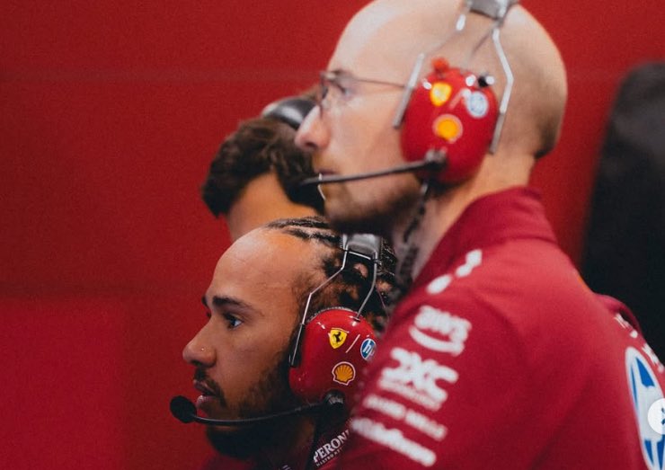 Hamilton guarda gara