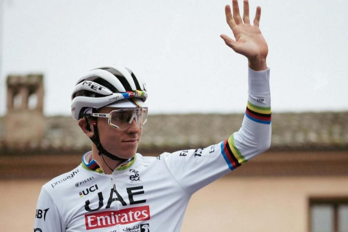 Tadej Pogacar omaggiato