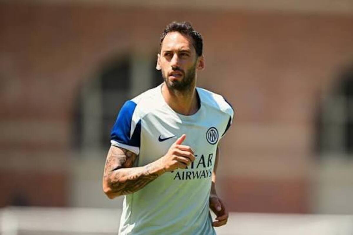 Hakan Calhanoglu, centrocampista dell'Inter 