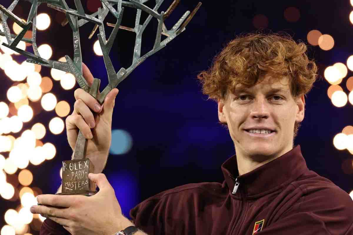 Jannik Sinner alza il trofeo del Masters 1000 di Parigi