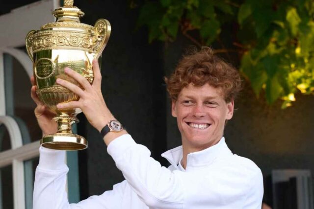 Jannik Sinner mostra il trofeo di Wimbledon