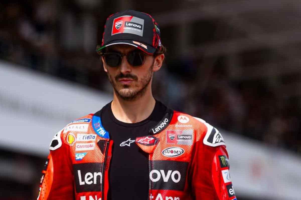 Pecco Bagnaia nel paddock con gli occhiali da sole