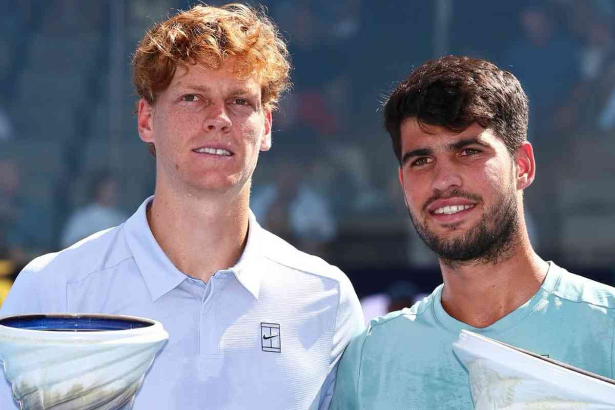 Jannik Sinner e Carlos Alcaraz con i trofei in mano