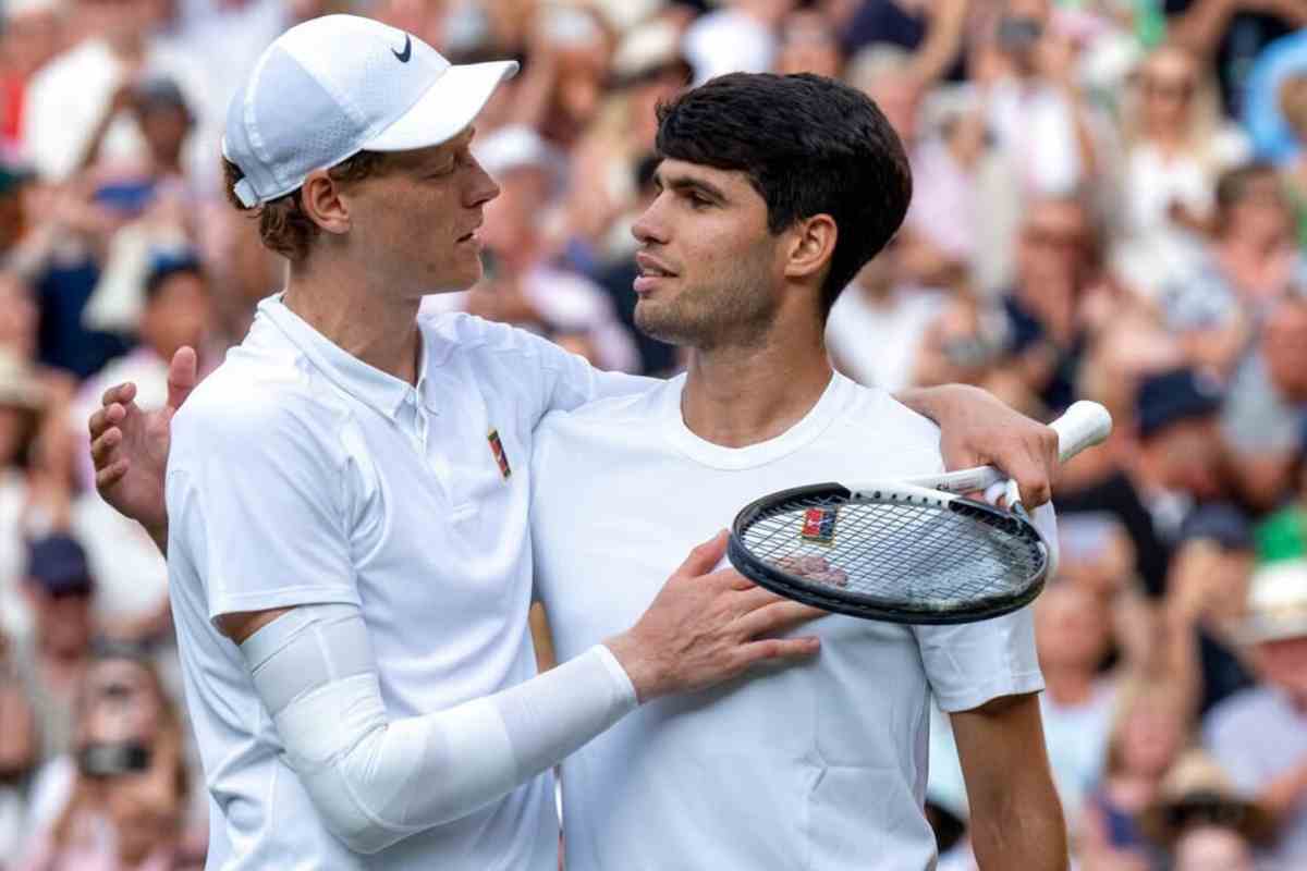 Jannik Sinner e Carlos Alcaraz si abbracciano a fine match