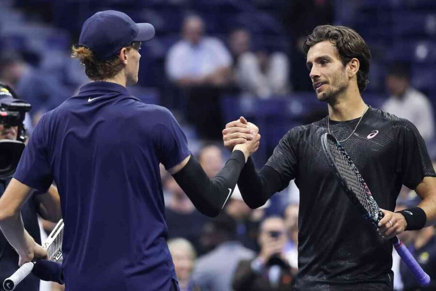 Jannik Sinner e Lorenzo Musetti si salutano dopo un match