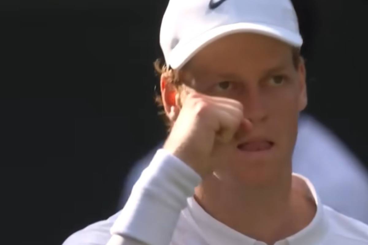 Jannik Sinner esulta dopo un punto 