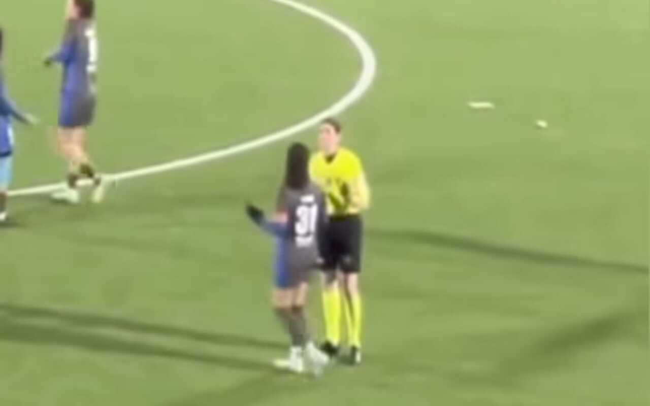 VIDEO - Moncalieri, frasi sessiste contro l'arbitro donna: cosa è successo nella Serie C femminile italiana e le reazioni sugli spalti