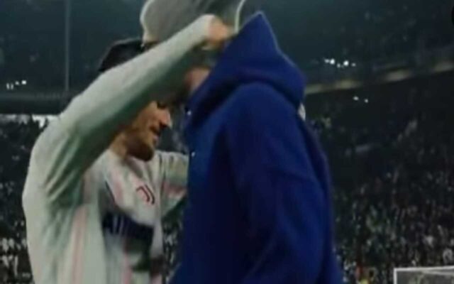 Juve: si rivede Vlahovic in stampelle allo Stadium, la reazione dei compagni. Il video