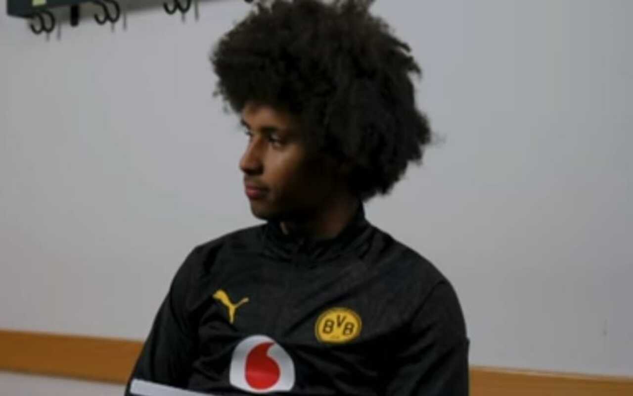 Inter e Napoli, suggestione Adeyeni: chiesta la cessione al Dortmund. C’è lo zampino della moglie