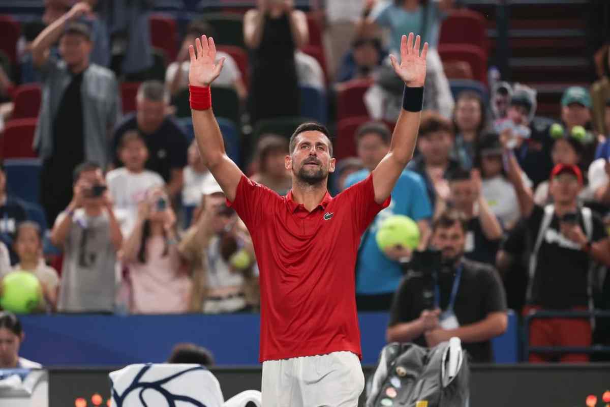 Novak Djokovic saluta il pubblico 