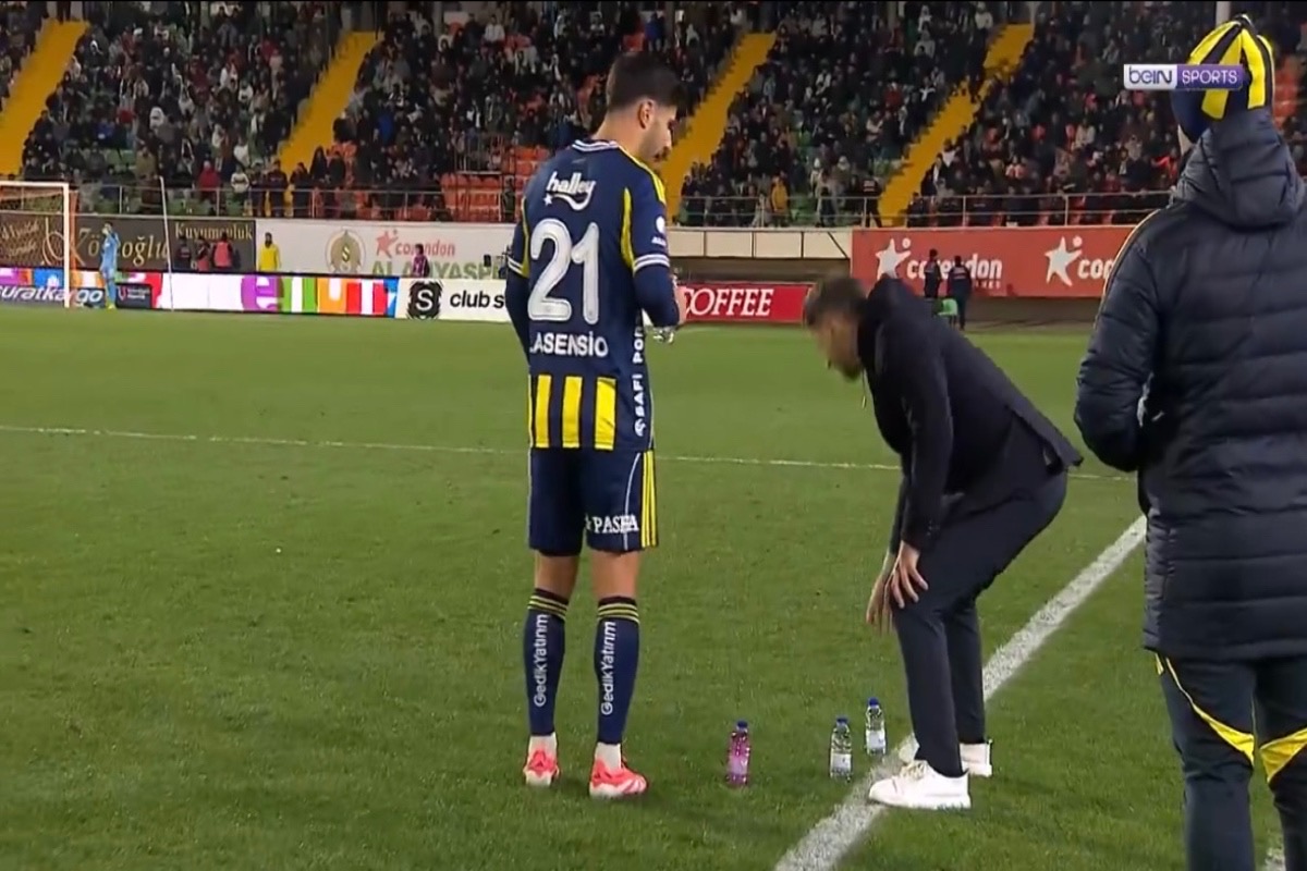 Fenerbahce, Tedesco dà indicazioni con le bottigliette