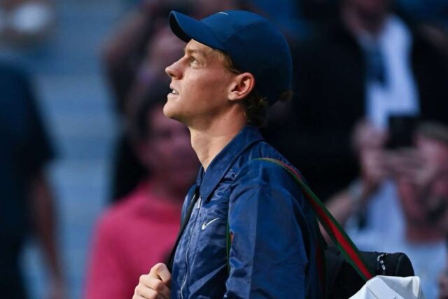 Jannik Sinner guarda in alto prima di un match