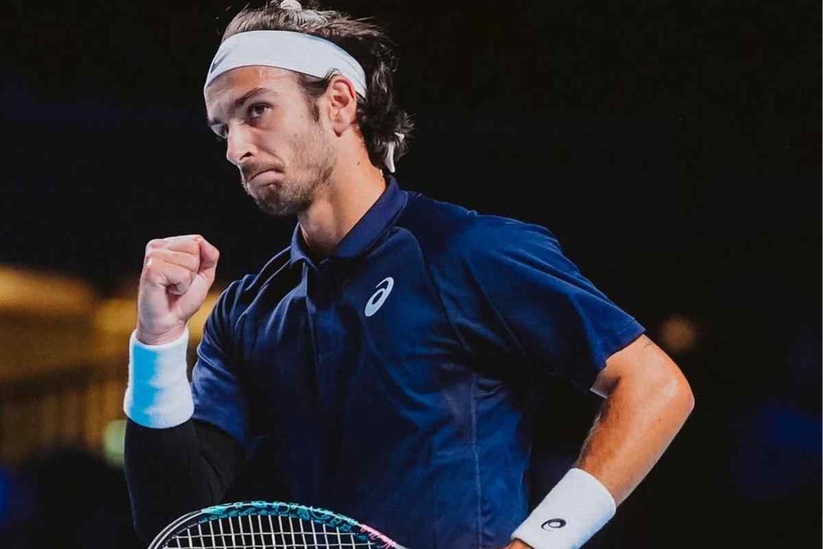 Lorenzo Musetti stringe il pugno dopo un punto