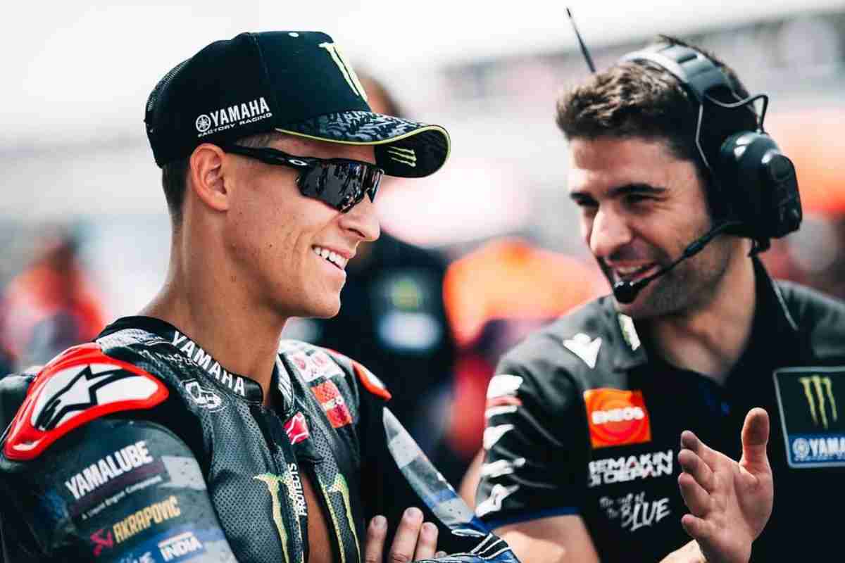 Fabio Quartararo sorride prima di un GP