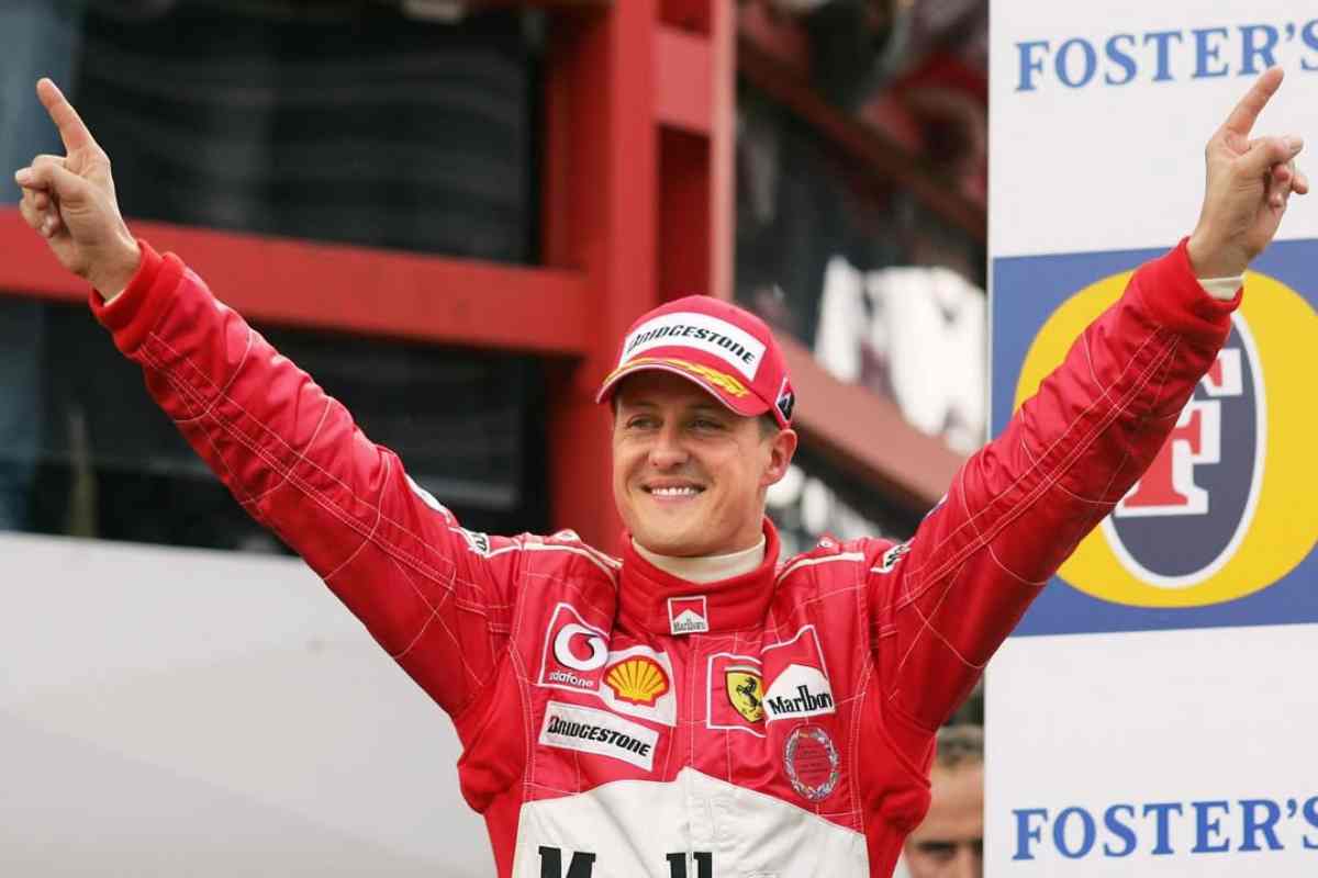 Michael Schumacher sorride con la tuta della Ferrari