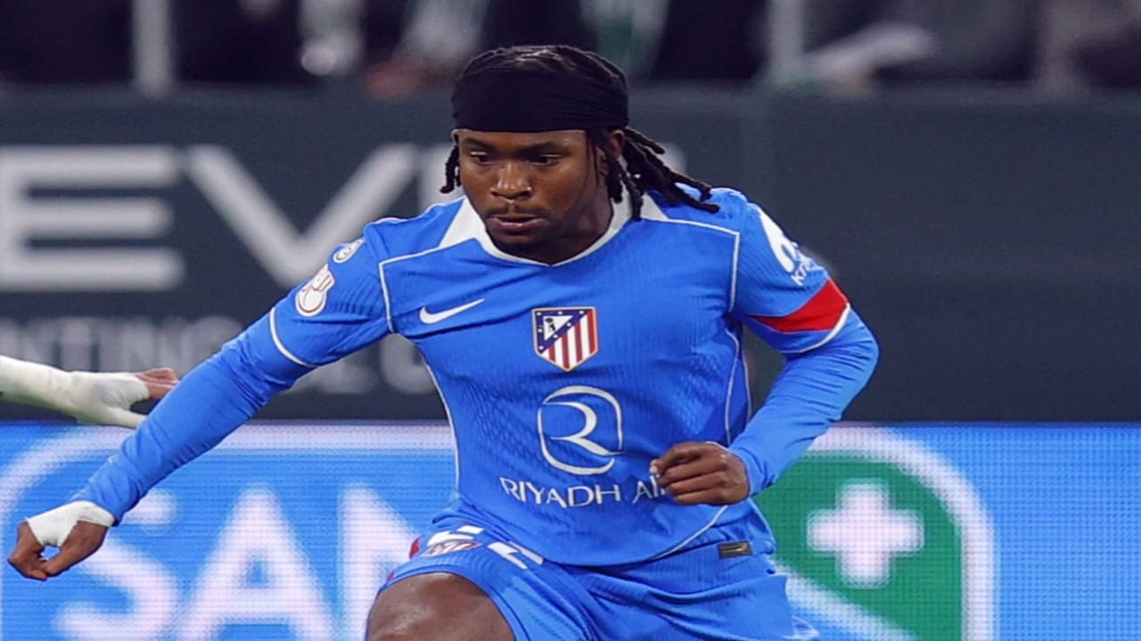 Ademola Lookman con la maglia dell'Atletico Madrid 