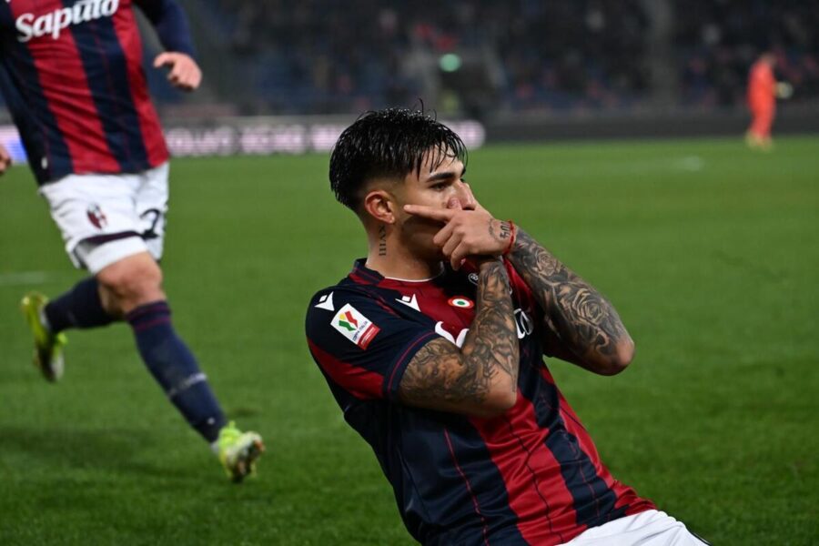 Santiago Castro esulta con la maglia del Bologna