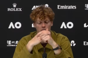 Jannik Sinner a testa bassa in conferenza stampa