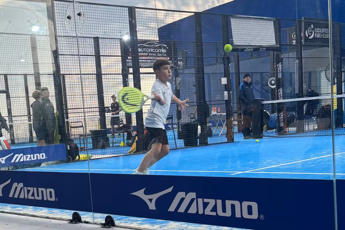 Giovane giocatore di padel all'Accademia Eucaliptos