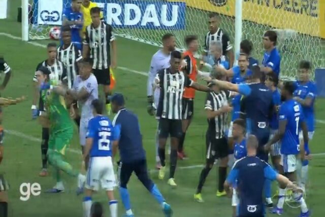 Follia nel campionato brasiliano: maxi rissa