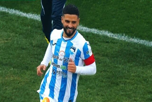 Lorenzo Insigne esulta con la maglia del Pescara