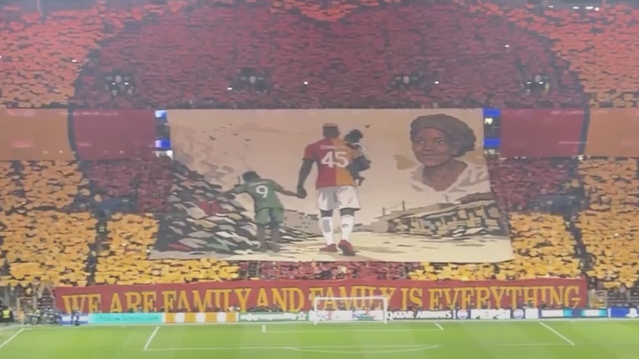 La coreografia dei tifosi del Galatasary per Osimhen