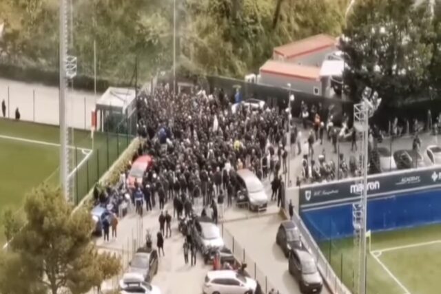 La contestazione dei tifosi alla Sampdoria