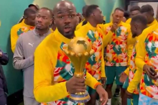 Il Senegal con il trofeo