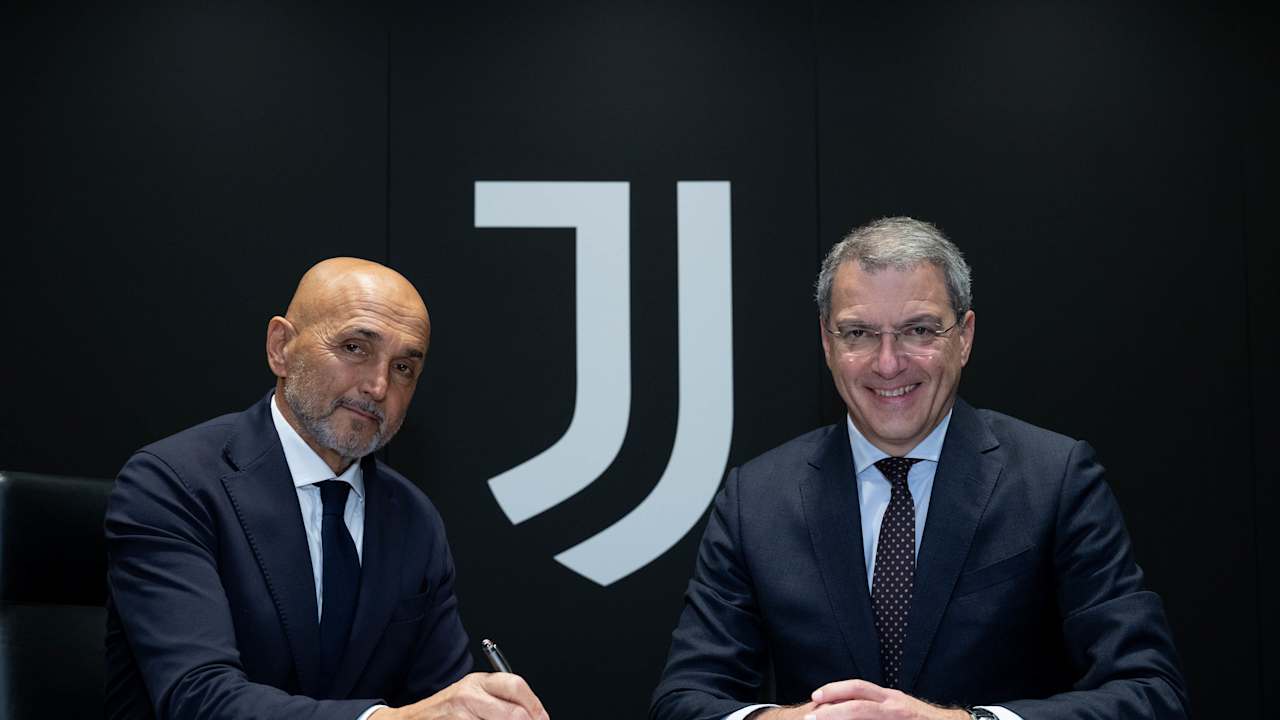Luciano Spalletti alla firma con la Juventus 