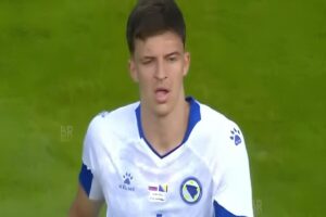 Tarik Muharemovic con la maglia della Nazionale bosniaca