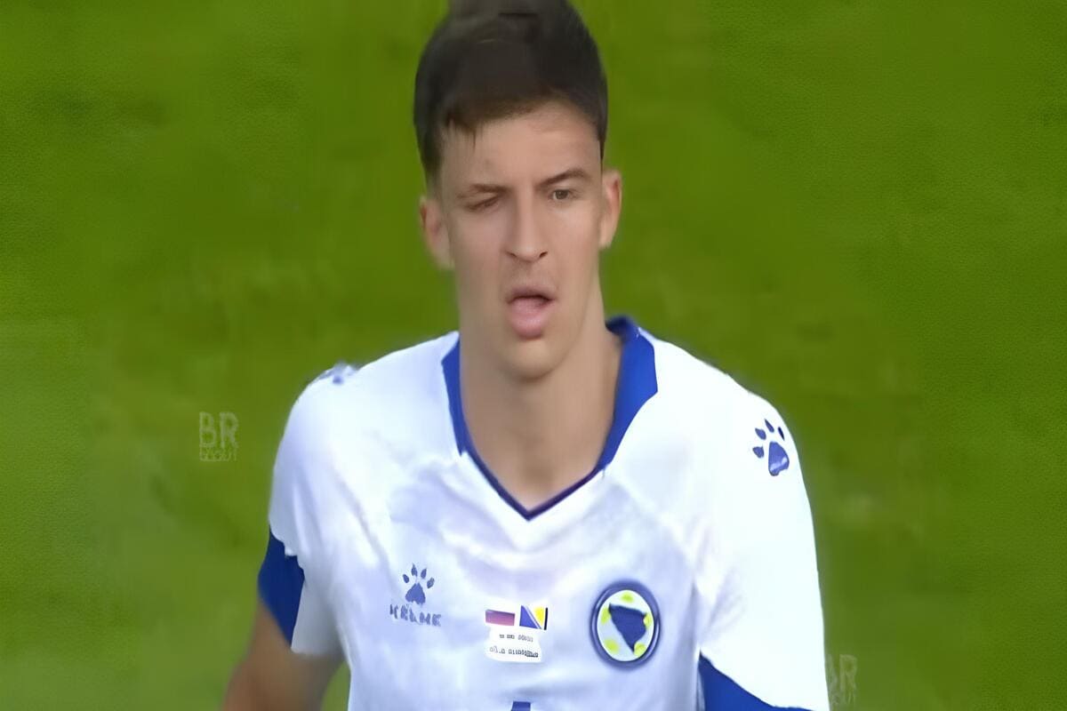 Tarik Muharemovic con la maglia della Nazionale bosniaca