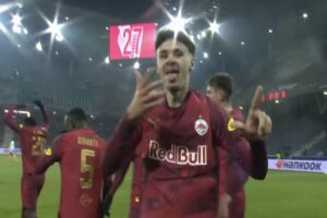 Kerim Alajbegovic esulta con la maglia del Salisburgo