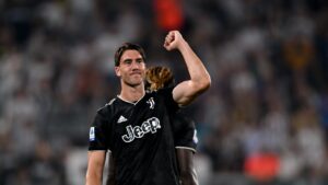 Dusan Vlahovic esulta con la maglia della Juventus