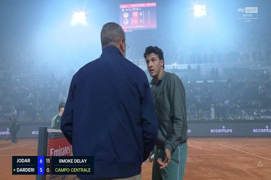 Darderi discute con l’arbitro durante l’interruzione del match agli Internazionali a causa del fumo dei fuori d’artificio della Coppa Italia