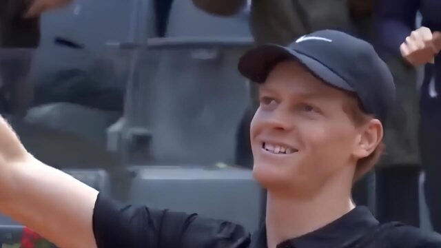Jannik Sinner esulta dopo la vittoria su Medvedev
