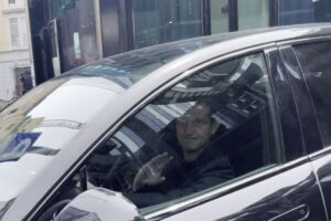 L’uscita di Cristian Chivu dalla sede dell’Inter